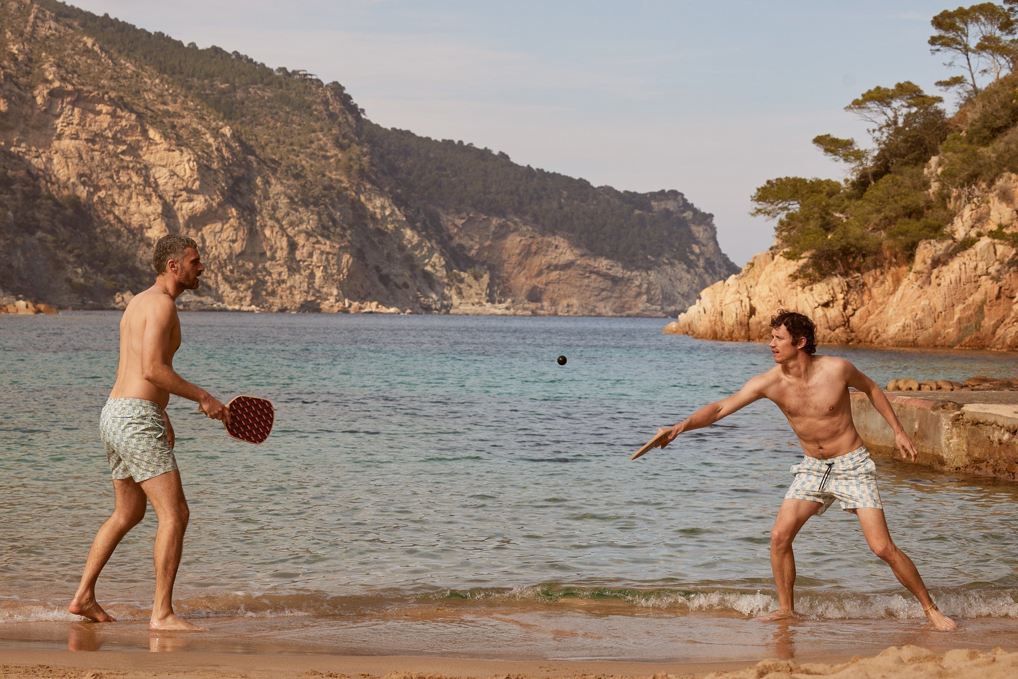 Jeu de raquette au bord de la mer